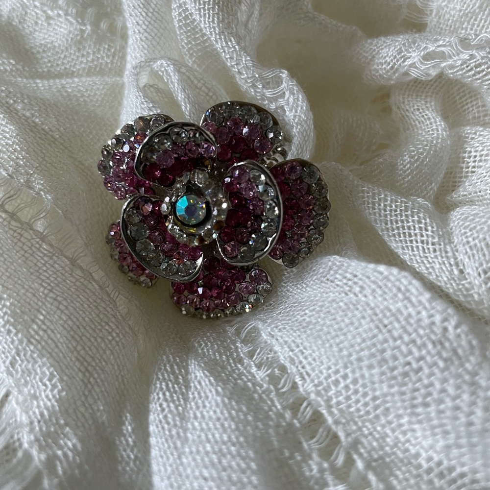 Med size metal hot pink rose rhinestone stretchy ring